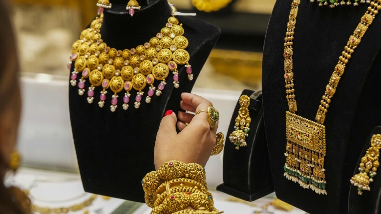 Gold hits new record high in Pakistan amid global price surge