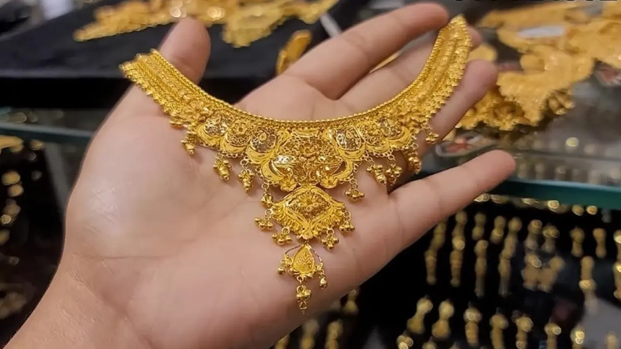 Gold price falls by Rs11,700 per tola in Pakistan