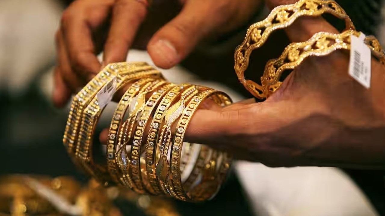 Gold price sees big decline in Pakistan amid global drop