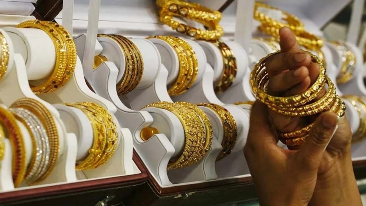 Gold price up by Rs2,100 per tola in Pakistan