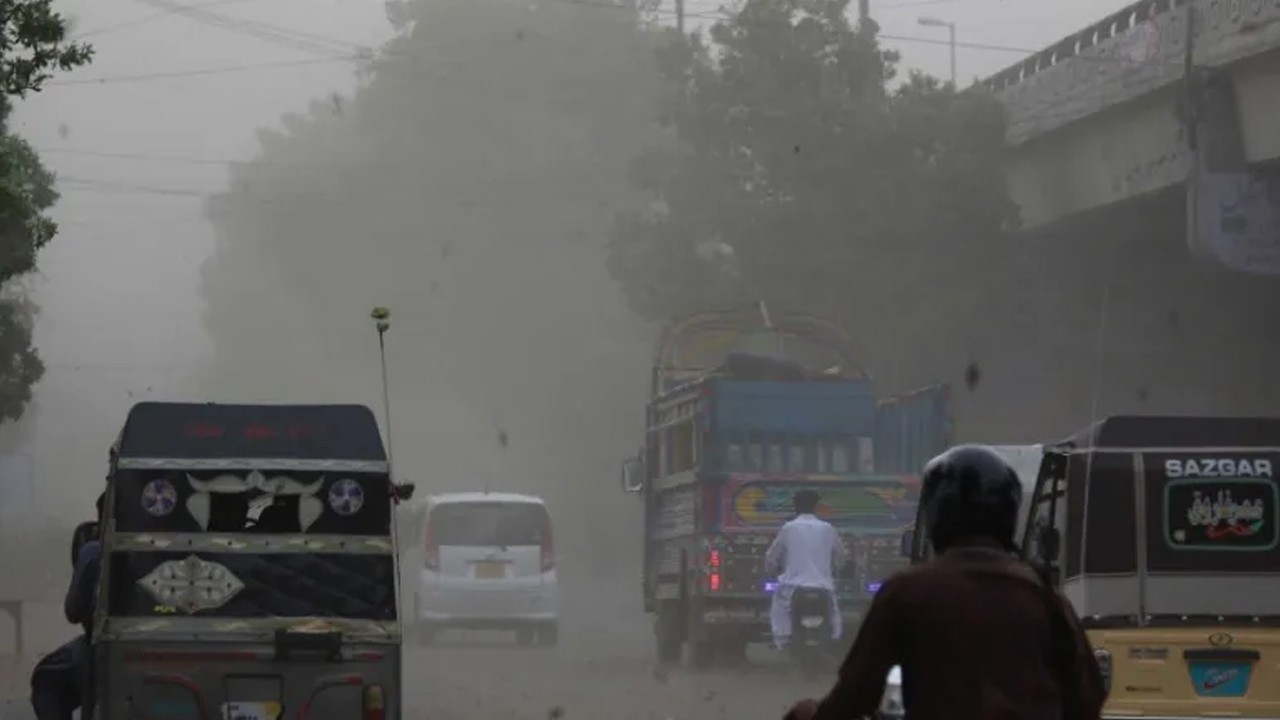 No rain likely in Karachi as dry winds persist
