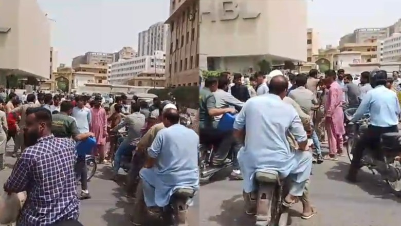 Protesters block II Chundrigar Road against anti-encroachment drive