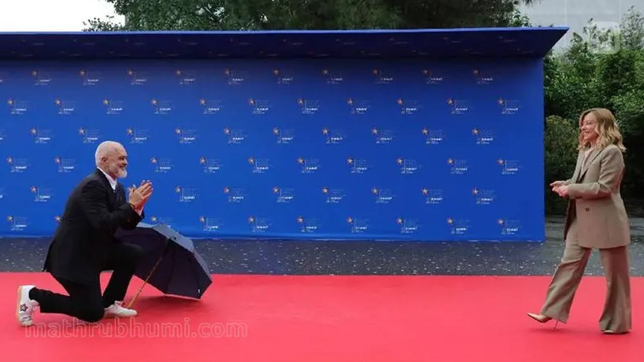 Albania PM welcomes Giorgia Meloni by kneeling on red carpet