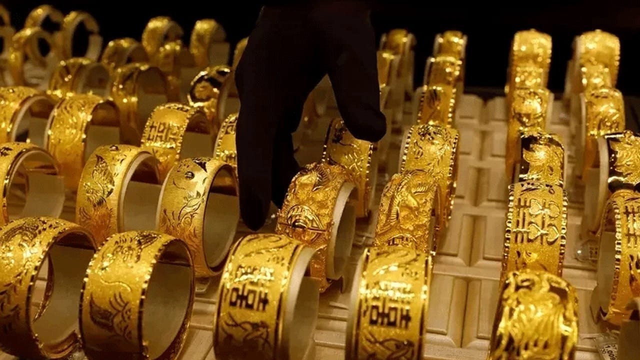 Gold prices dip in Pakistan after Rs13,900 surge over five days