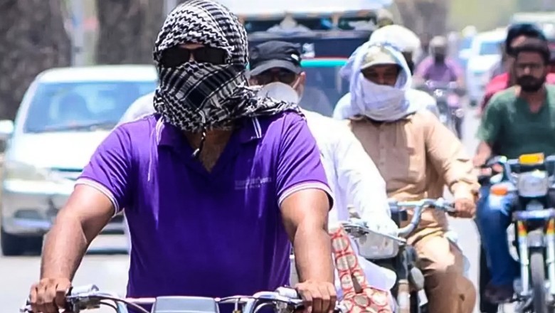 Karachi residents at risk of heatstroke as temperatures soar, sea breeze stalls