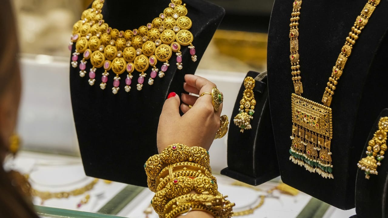 Gold prices drop in local market