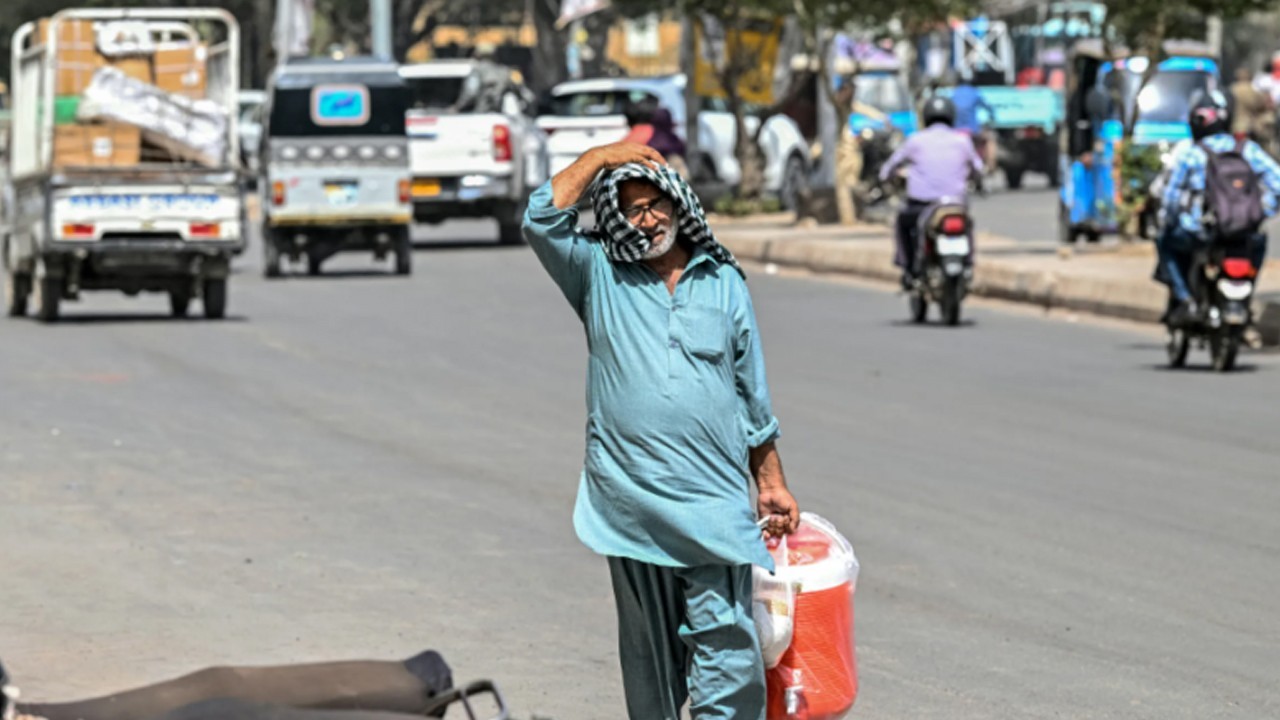 Severe heatwave grips Pakistan as temperatures soar to 42°C in Sindh, Punjab, KP
