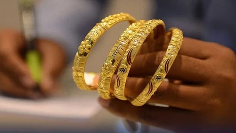 Gold price falls Rs700 per tola in Pakistan