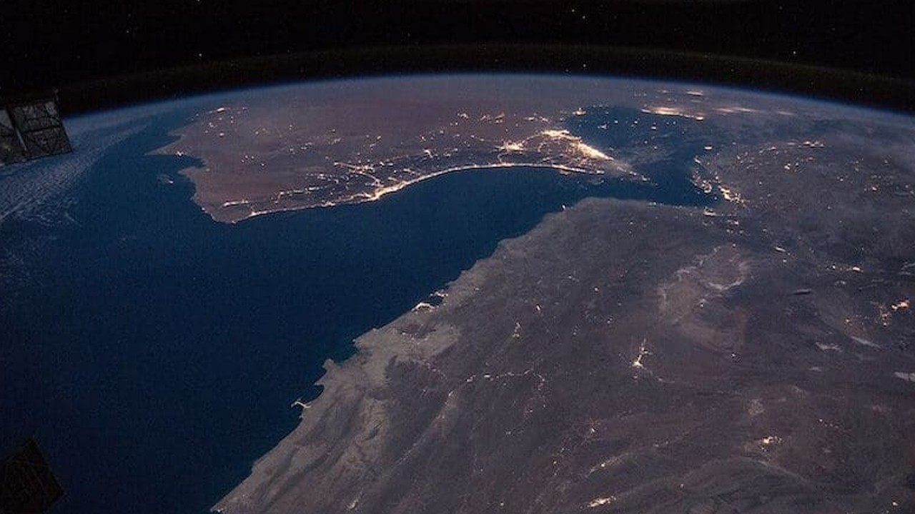 What happens if Iran closes the Strait of Hormuz?