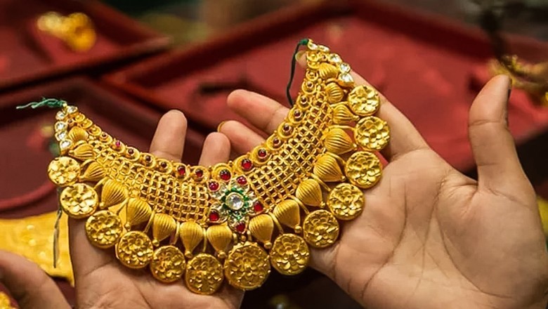 Gold price gains Rs1,335 per tola in Pakistan