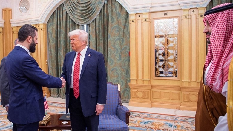 Trump signs order lifting key financial sanctions on Syria