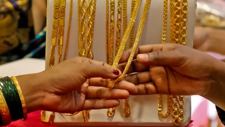 Gold price falls Rs3,000 per tola in Pakistan