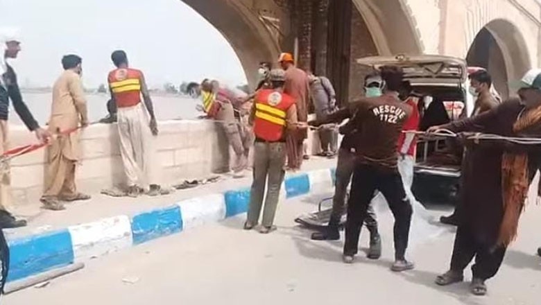 Five bodies found stuck at Sukkur barrage gates as water level rises