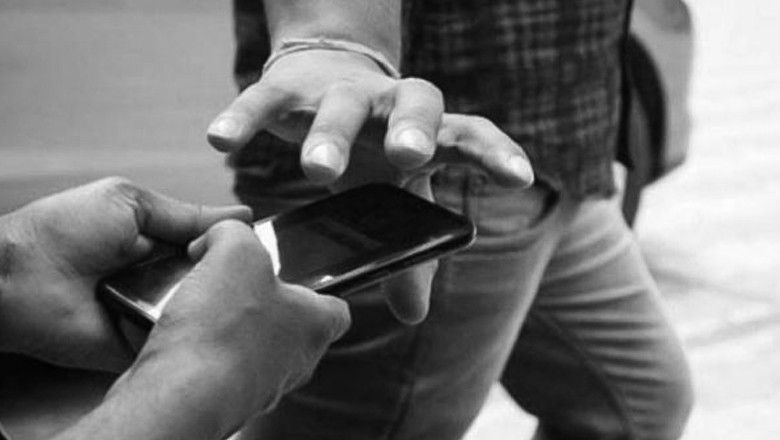 Armed robbers snatch Rs150,000, mobile phone and bike in Karachi