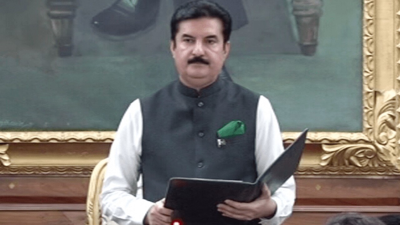 Governor Kundi administers oath to reserved seats KP MPAs