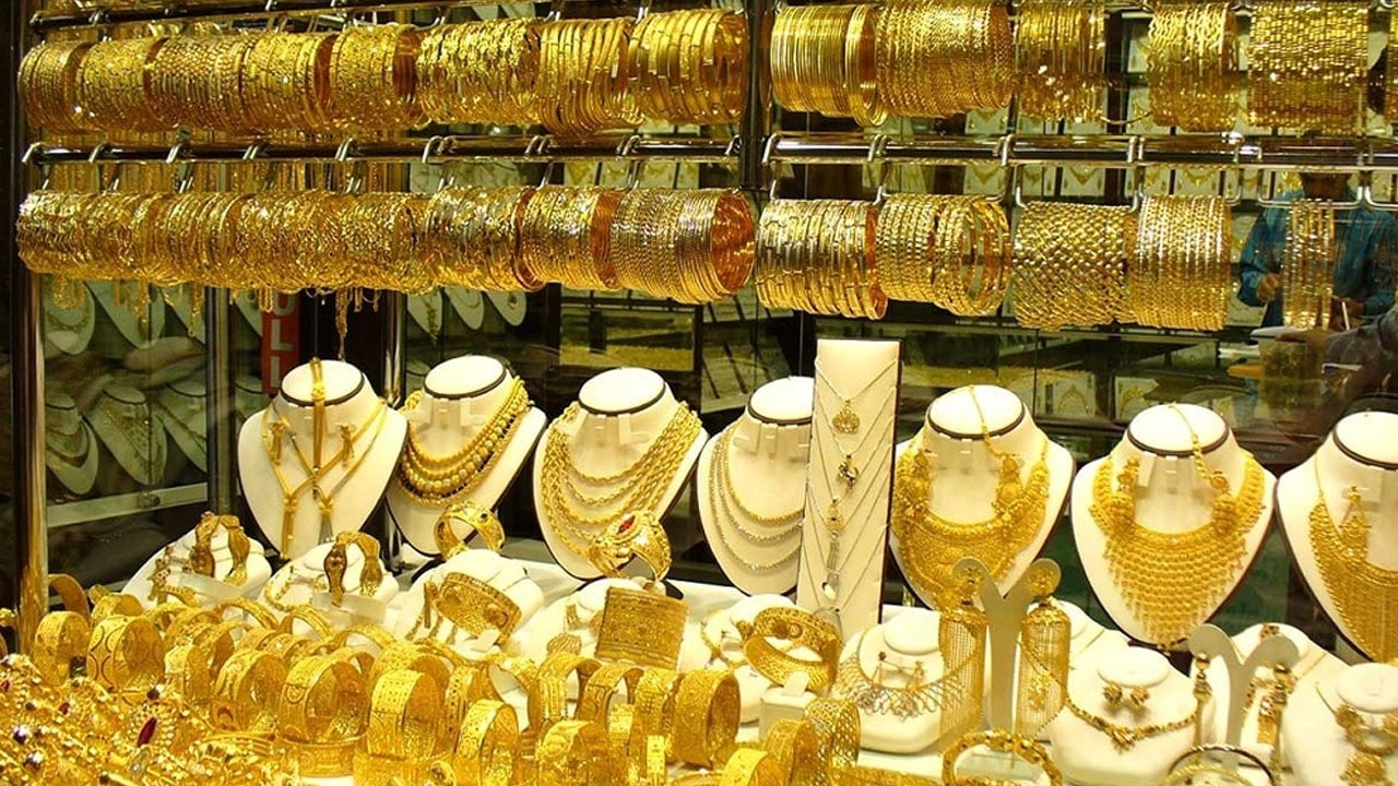 Gold price rises Rs3,700 per tola in Pakistan