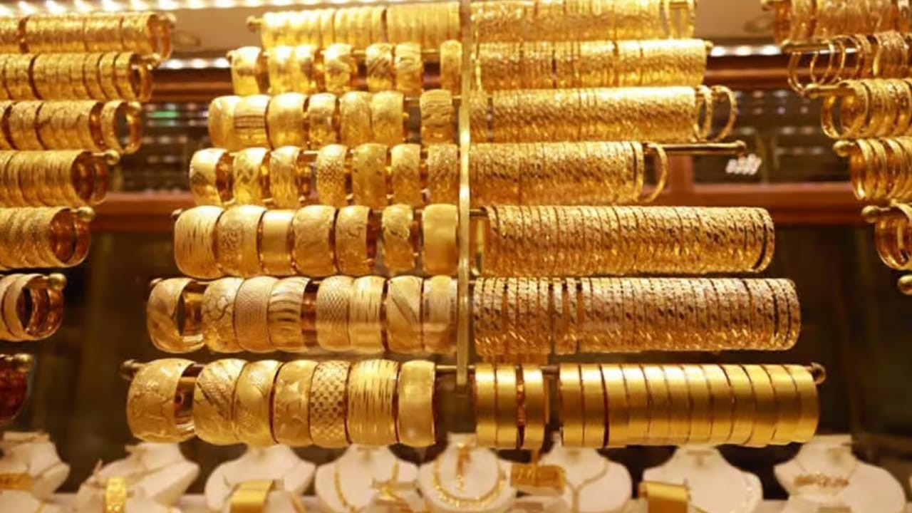Gold declines Rs2000 per tola locally