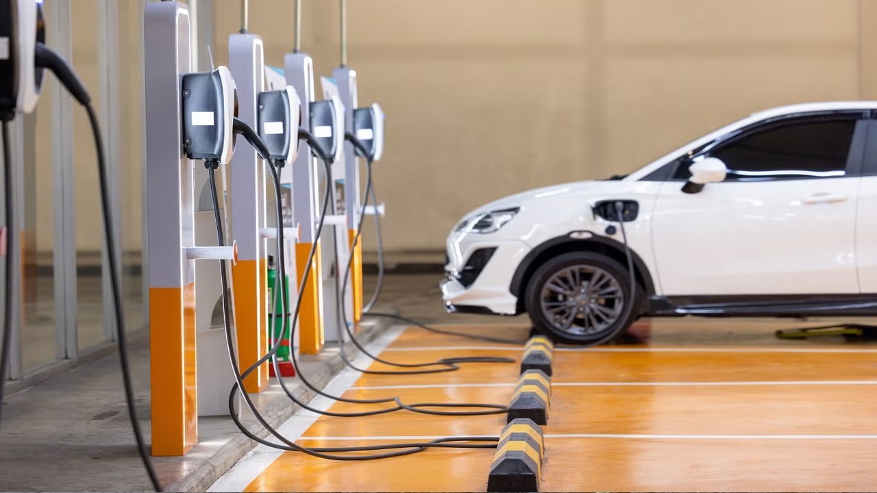 Banking sector agrees to help consumers adopt electric vehicles in Pakistan