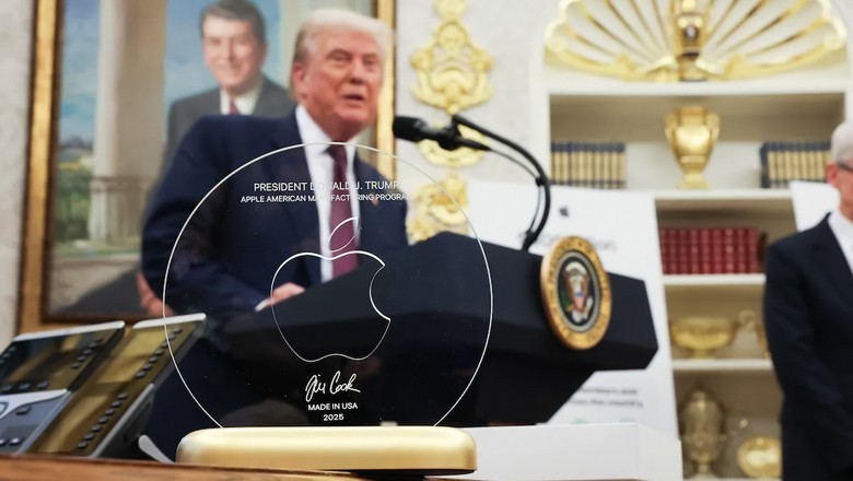 Trump receives glass and 24-karat gold gift from Apple’s CEO