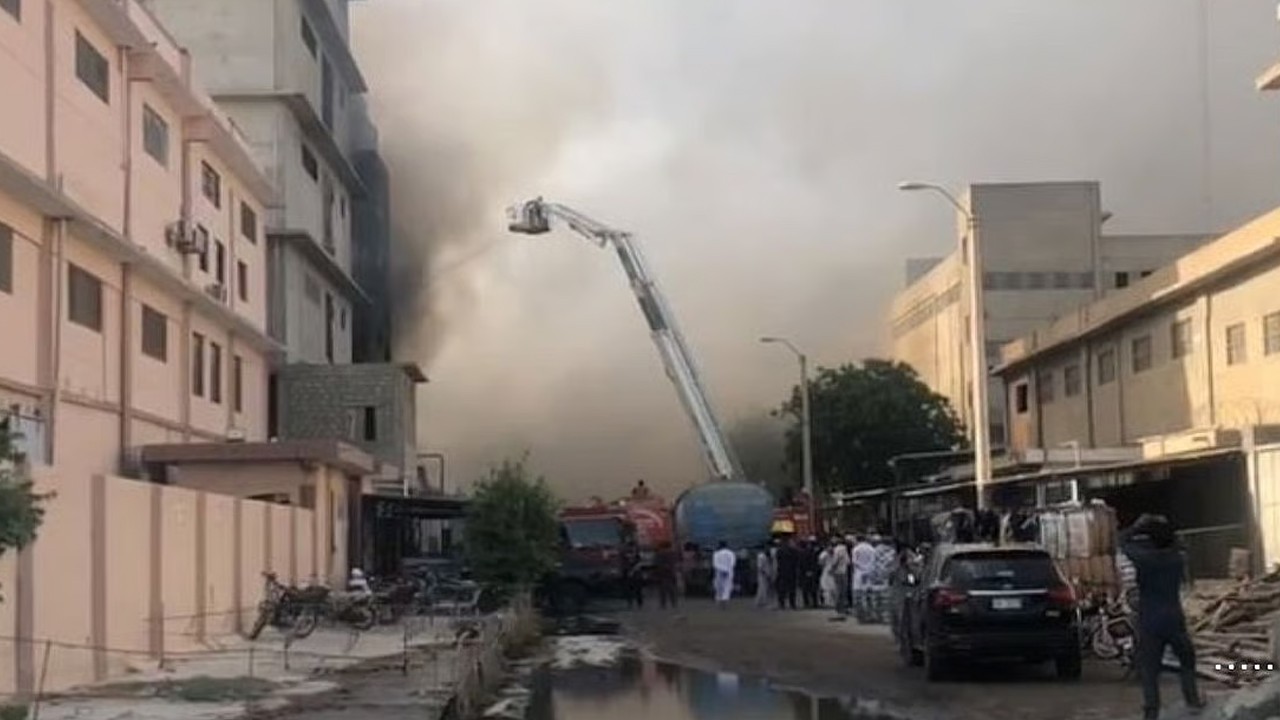 Massive fire engulfs factories in Karachi's Landhi, building collapses, 7 injured