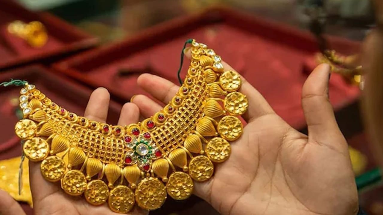 Gold price drops Rs500 per tola in Pakistan
