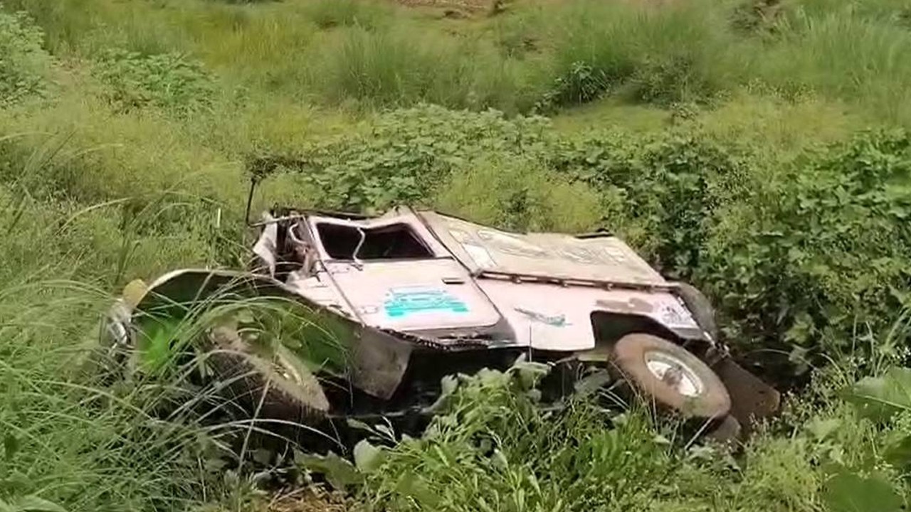 Karachi couple among five dead as tourist jeep falls into Neelum Valley ravine