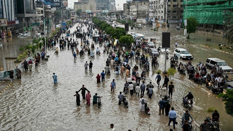 Dow University student holds administration accountable for rain mismanagement