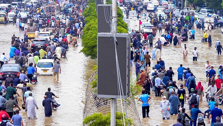 Karachi traders suffer billions in losses amid torrential rains: report