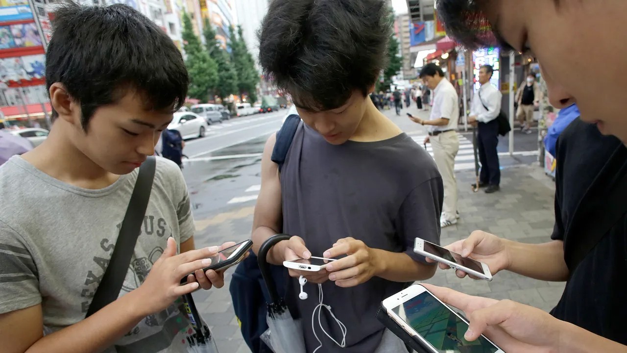 Japan proposes two-hour daily smartphone limit