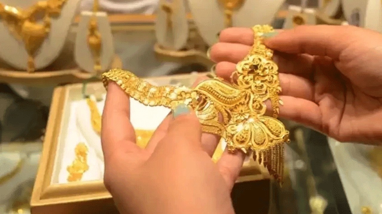 Gold prices remain stable in Pakistan at Rs359,800/tola