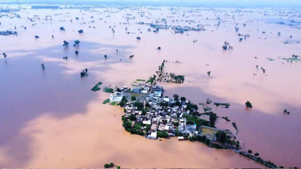 PMD sees ‘very high’ flood at Sindh’s Guddu, Sukkur barrages on Sept 4-5