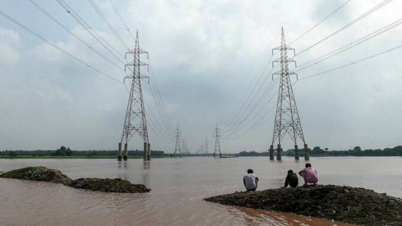 Power Division reports progress on electricity restoration in flood-hit areas