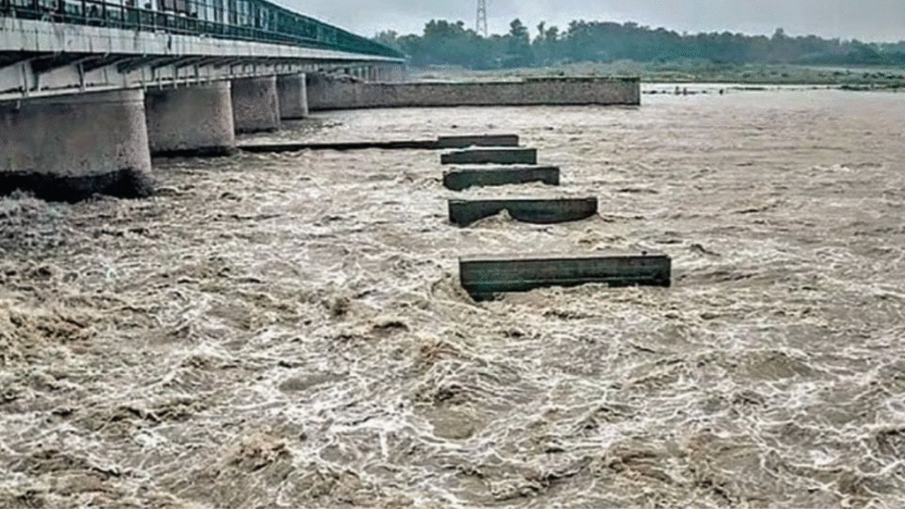 Sindh Flood Monitoring cell issues latest river and barrage water flow data