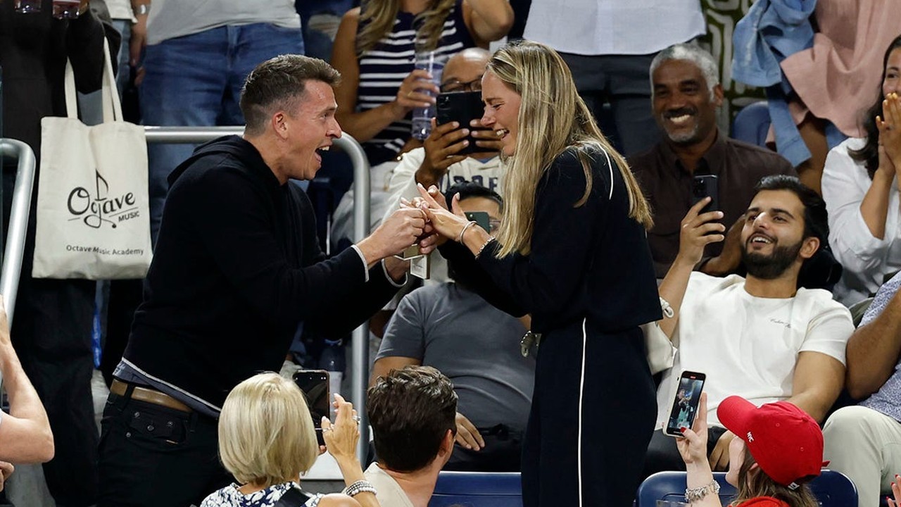Stadium erupts in cheers as fan proposes during US Open match