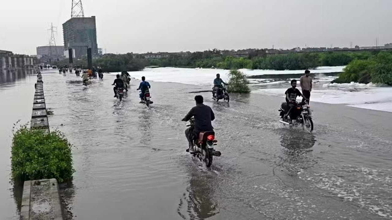 Urban flooding expected in Karachi as PMD forecasts heavy to very rain forecast