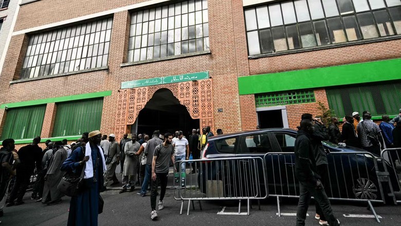 Police launch probe after pig heads thrown outside several mosques in Paris