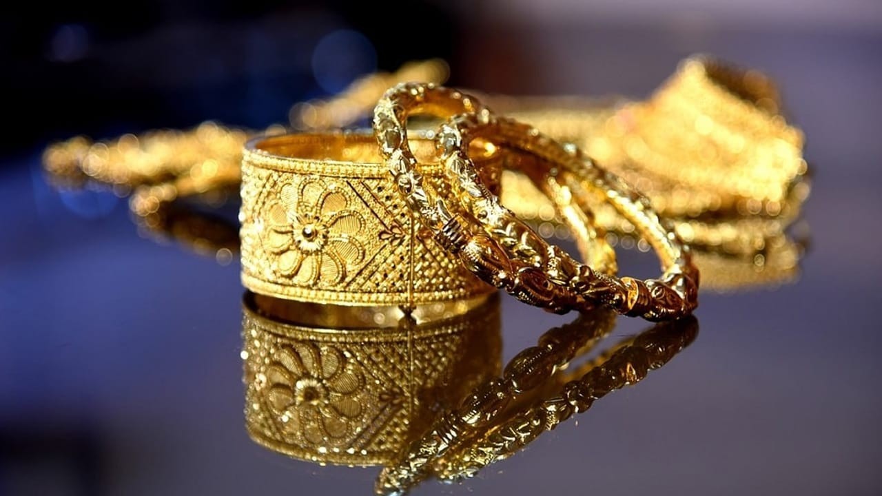 Gold prices in Pakistan fall Rs4,100 per tola as global rates ease