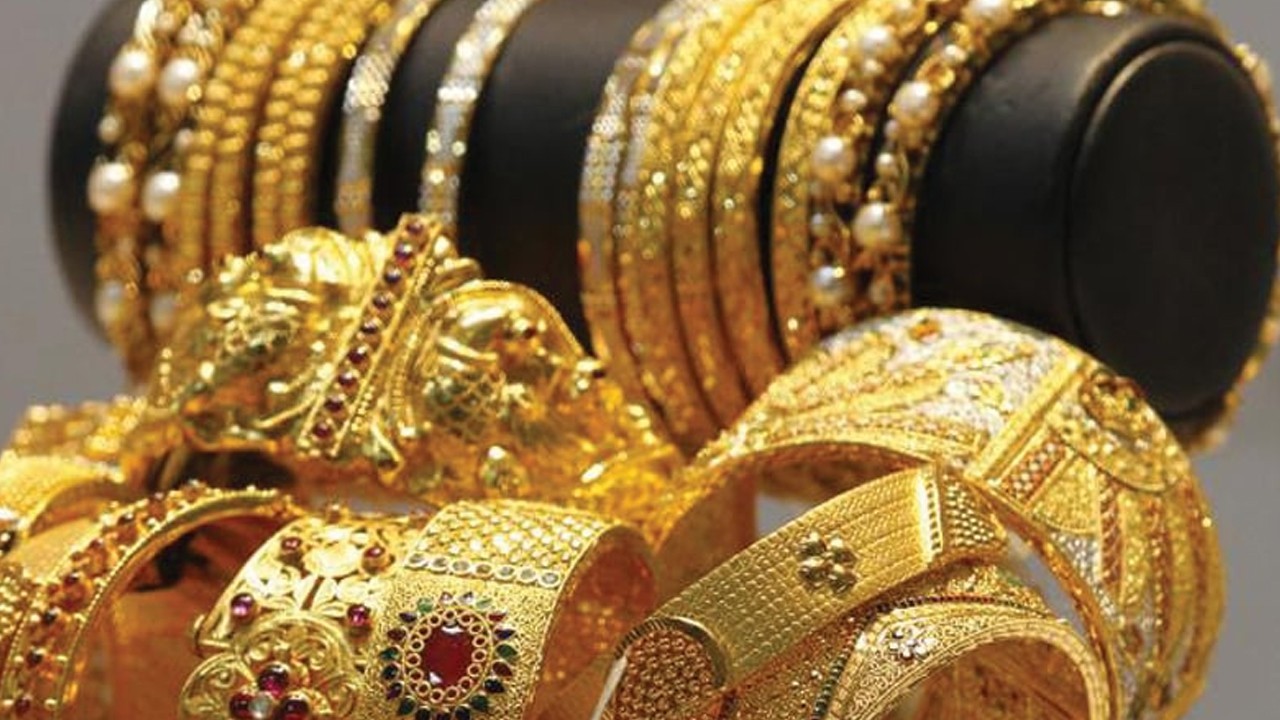 Gold prices ease slightly in Pakistan, international market
