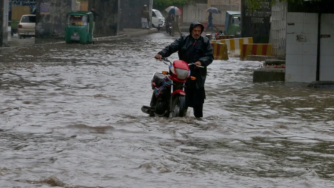 Medium level flood persists at Sukkur, Kotri barrages