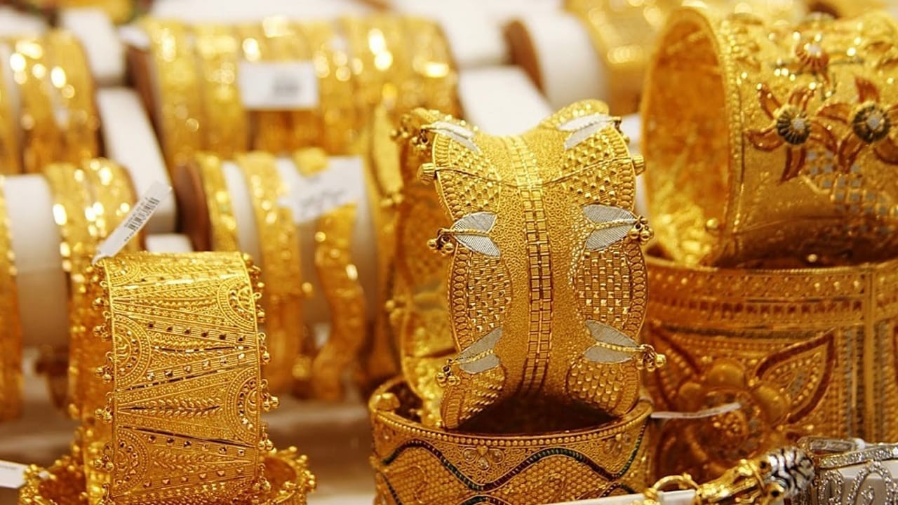 Gold prices reach record highs in global and Pakistani markets