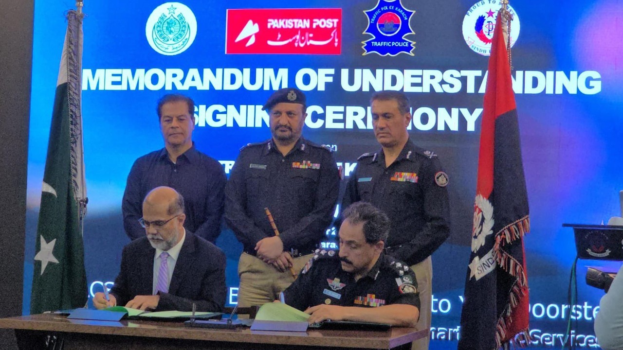 Karachiites to receive e-challans at doorstep as traffic police, Pakistan Post sign MoU