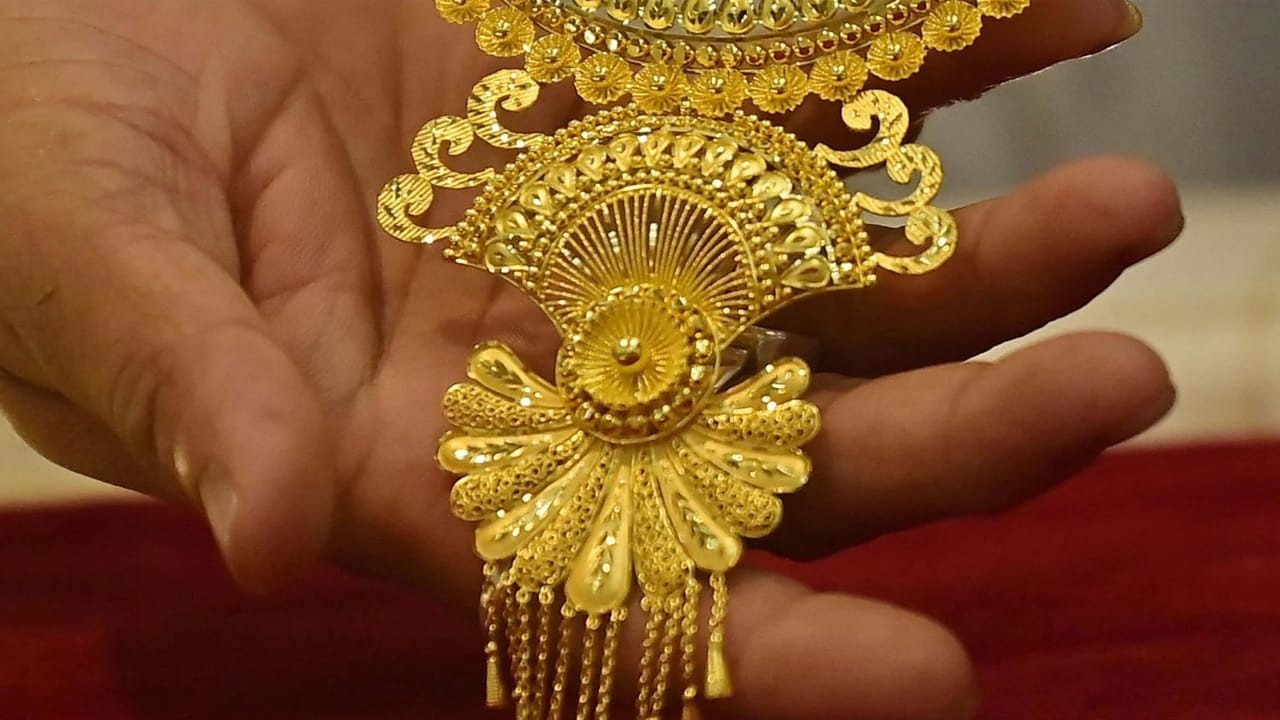 Per tola gold price reach Rs398,800 in Pakistan
