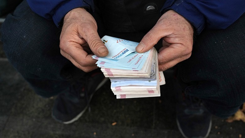 Iran okays plan to remove four zeros from currency