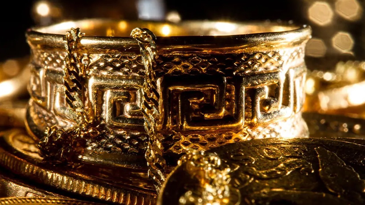 Gold extends gains, per tola price hits Rs416,778 in Pakistan