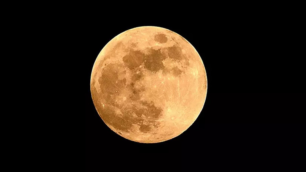 Supermoon captivates sky watchers across Pakistan