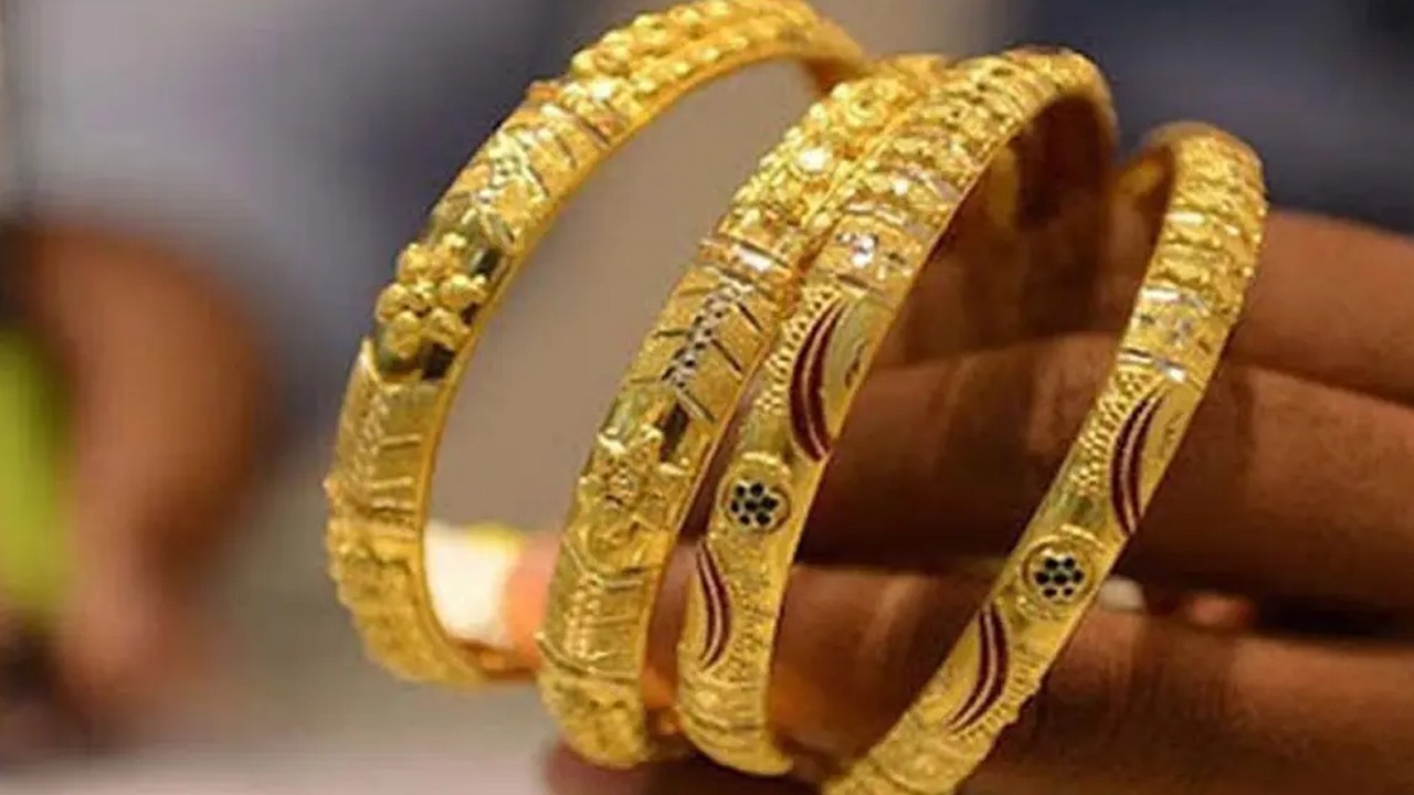 Gold price surges by Rs8,400 per tola in Pakistan amid global rally