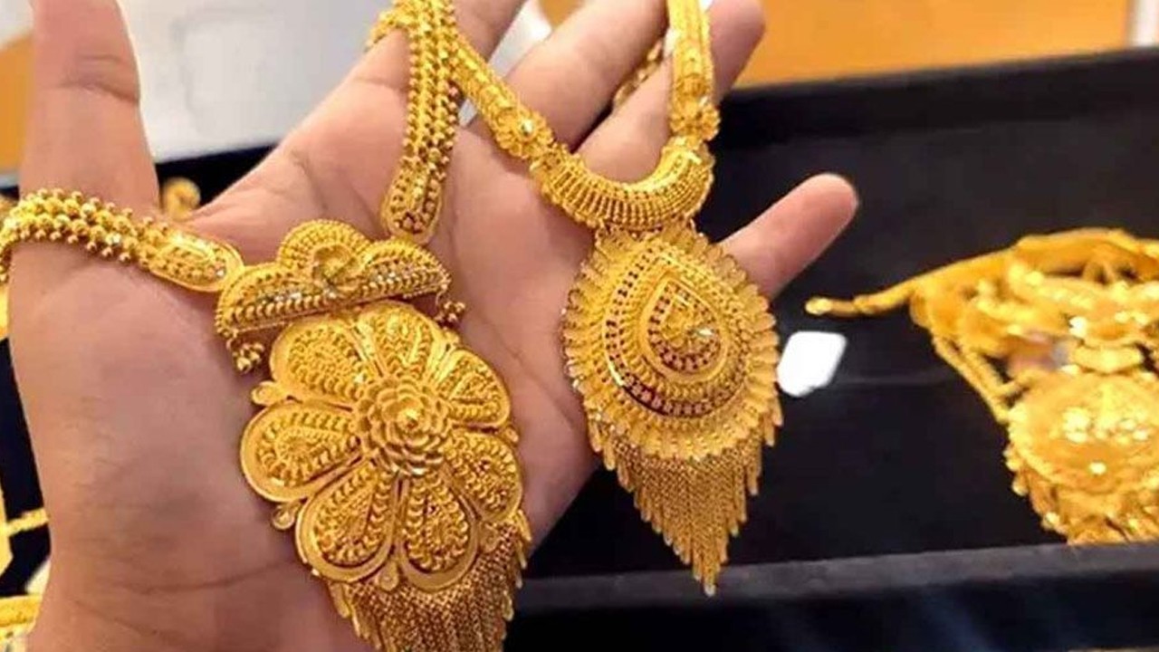 Gold hits new high in Pakistan