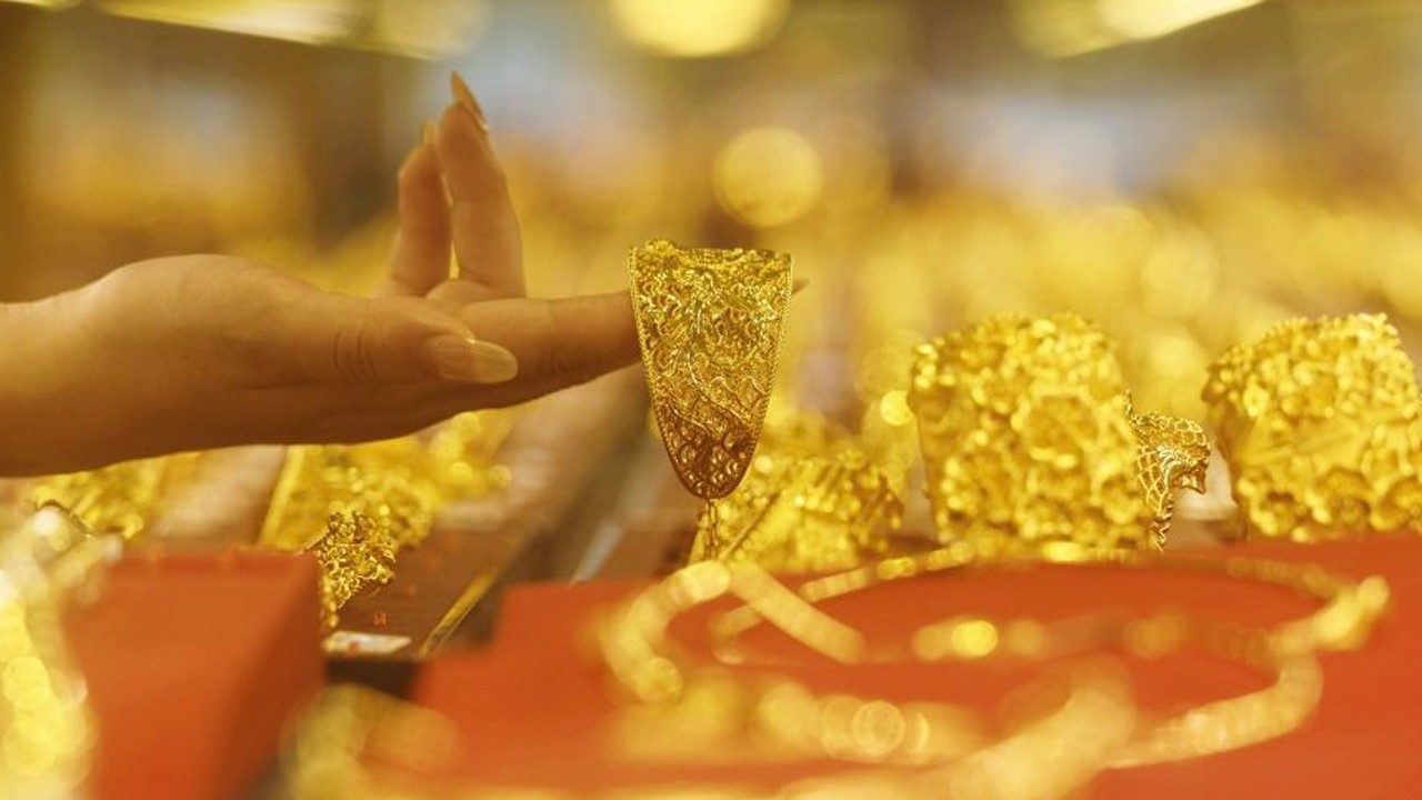 Gold price jumps Rs6,900 per tola in Pakistan