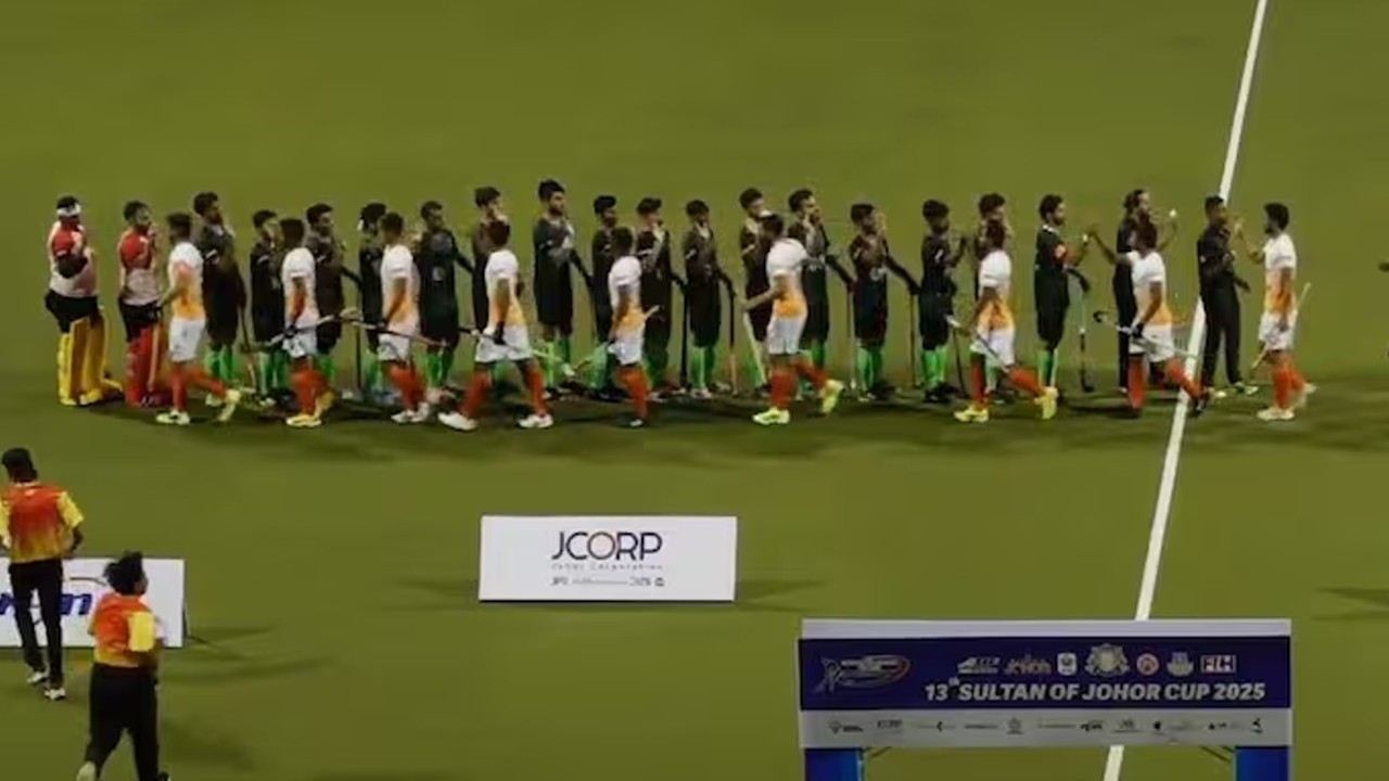 Pakistan, India hockey teams restore sportsmanship with high-five at Sultan of Johor Cup