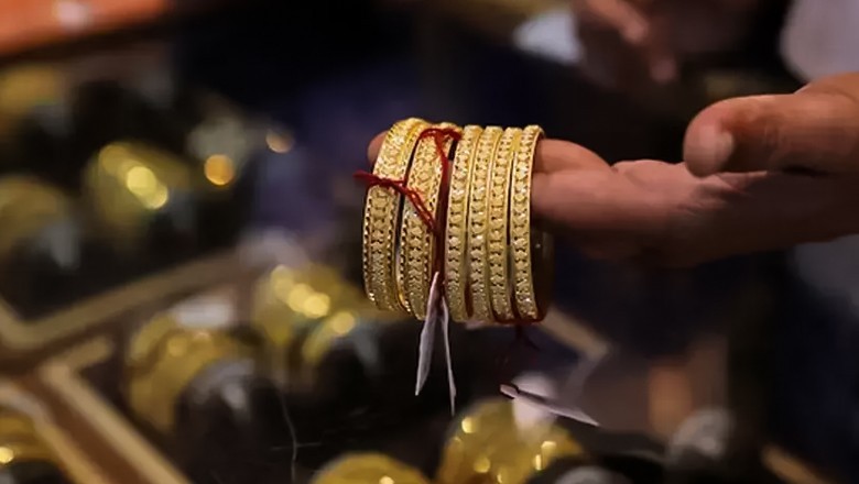 Gold prices in Pakistan jump by Rs1,900 per tola